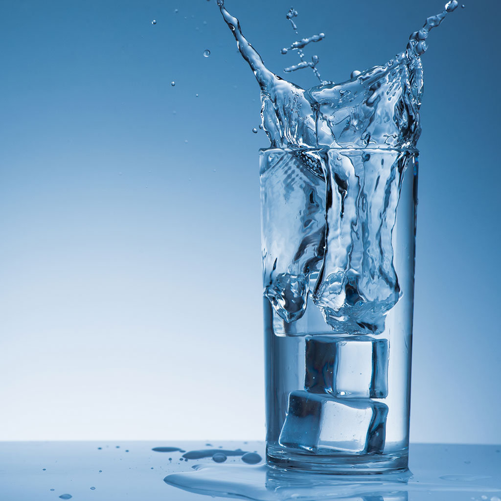 Wasserglas mit Eiswürfeln