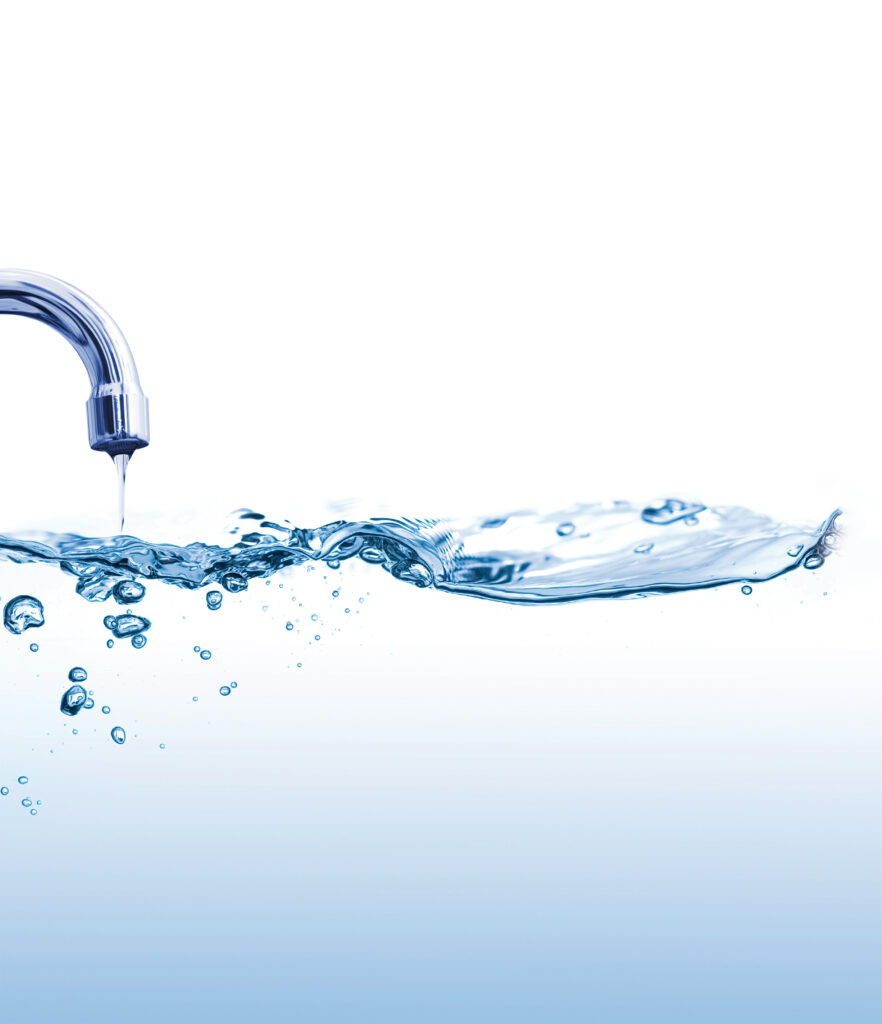 Wasserhahn mit fließendem, klarem Wasser