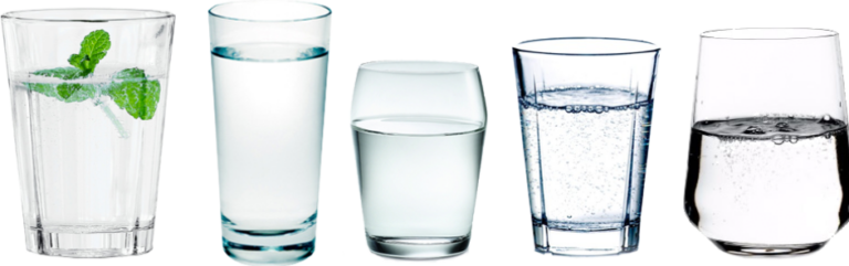 Gläser mit frischem Trinkwasser