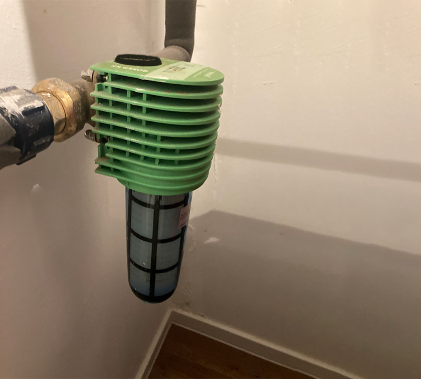 Installierter Hauswasserfilter zur Feinfiltrierung