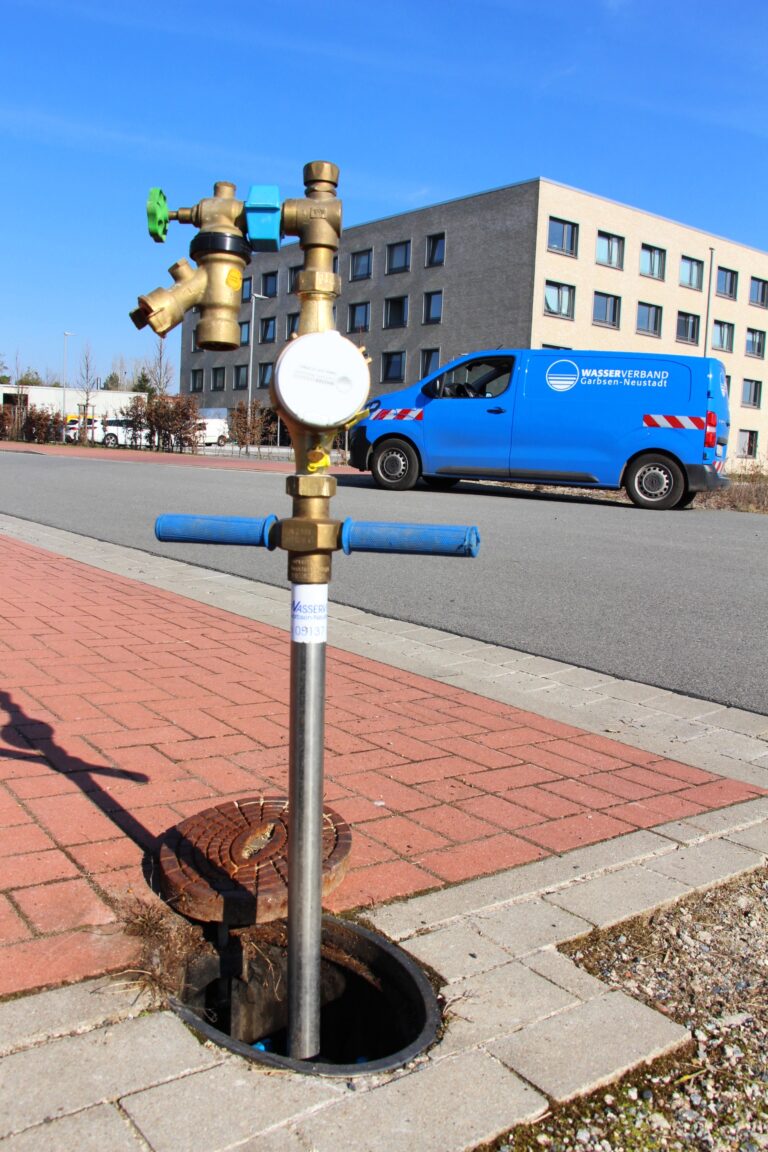 Mobiles Standrohr an einem Hydranten im Straßeneinsatz