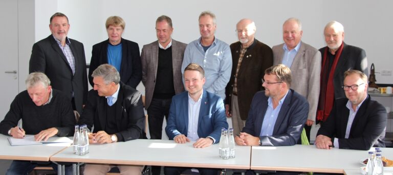 Vertragsunterzeichnung am Konferenztisch