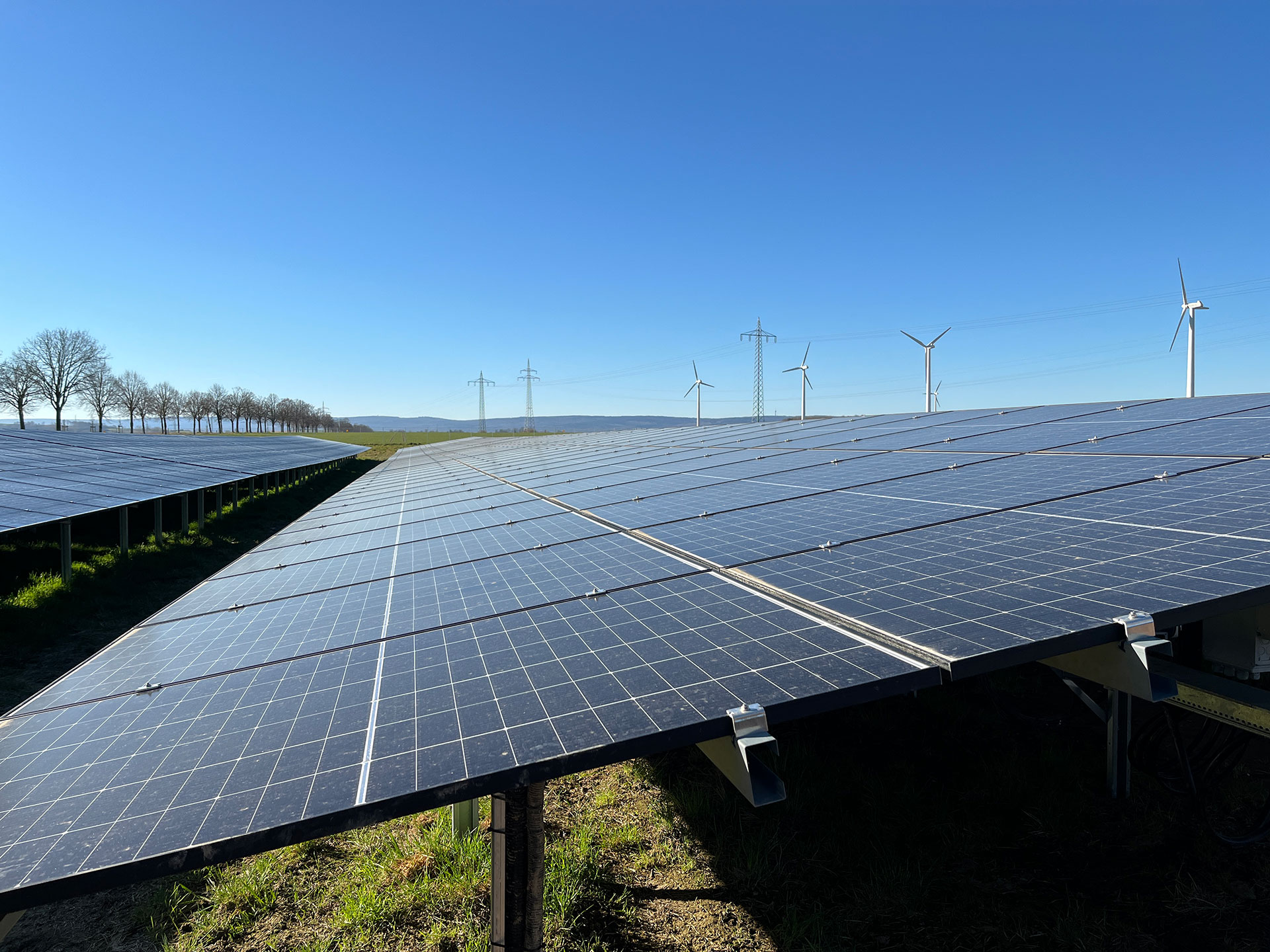 Großflächige Photovoltaikanlage auf einer Freifläche